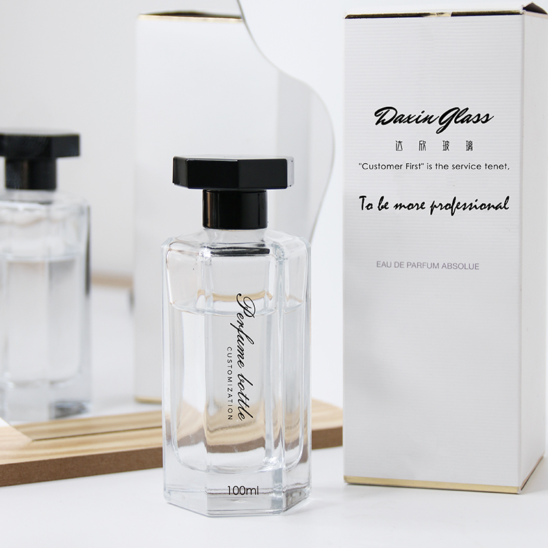 عبوة صندوقية وعبوتان زجاجيتان سداسيتا الشكل للعطر 01