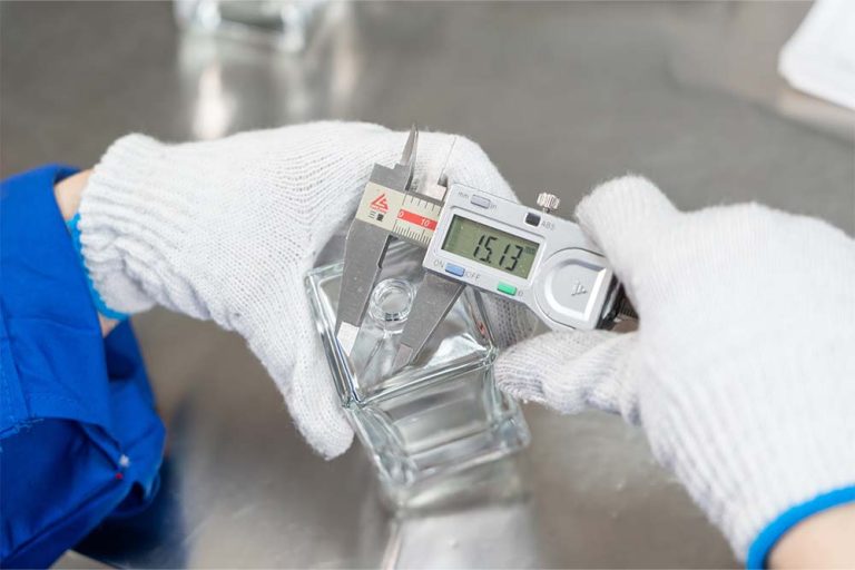 Inspectie van glazen flessen door het inspectieteam van Daxin