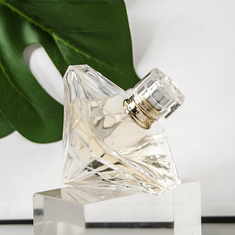 profumo in bottiglie a forma di diamante