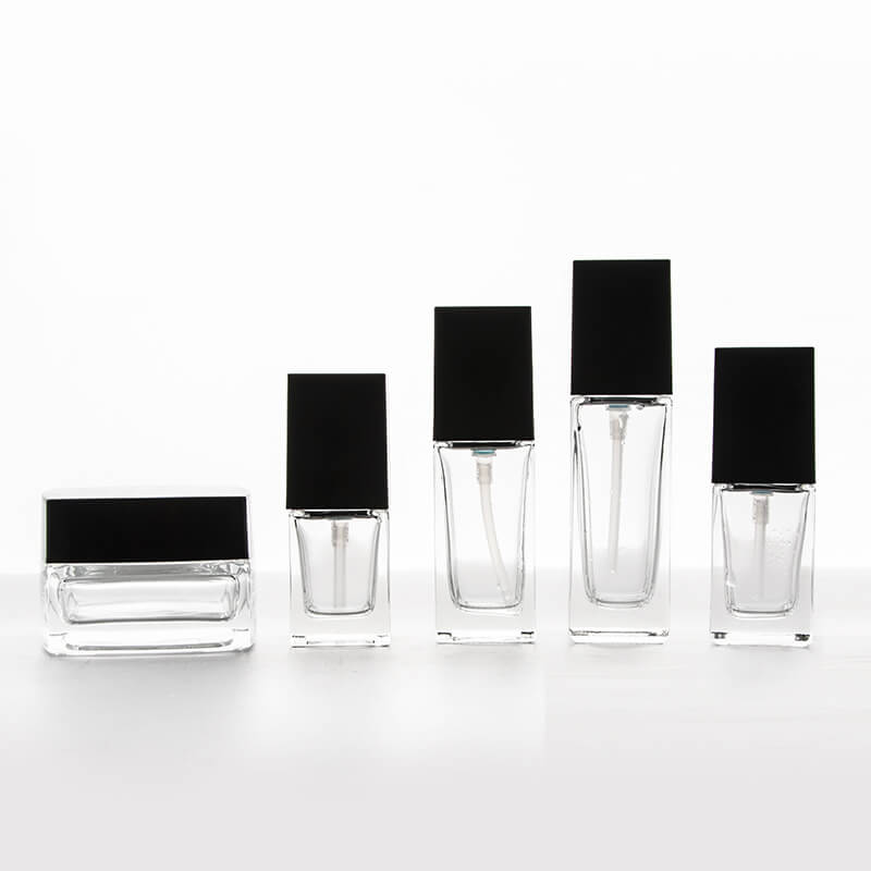 Klare Flasche mit flüssiger Grundierung (3)